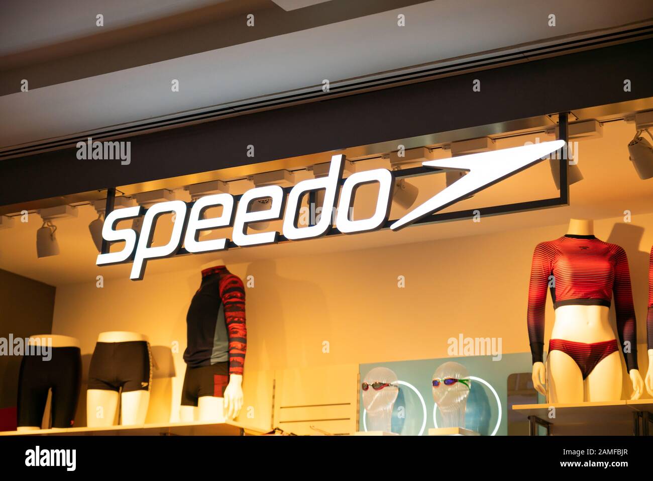 Tienda de speedo y logotipo visto en Shanghai Fotografía de stock - Alamy