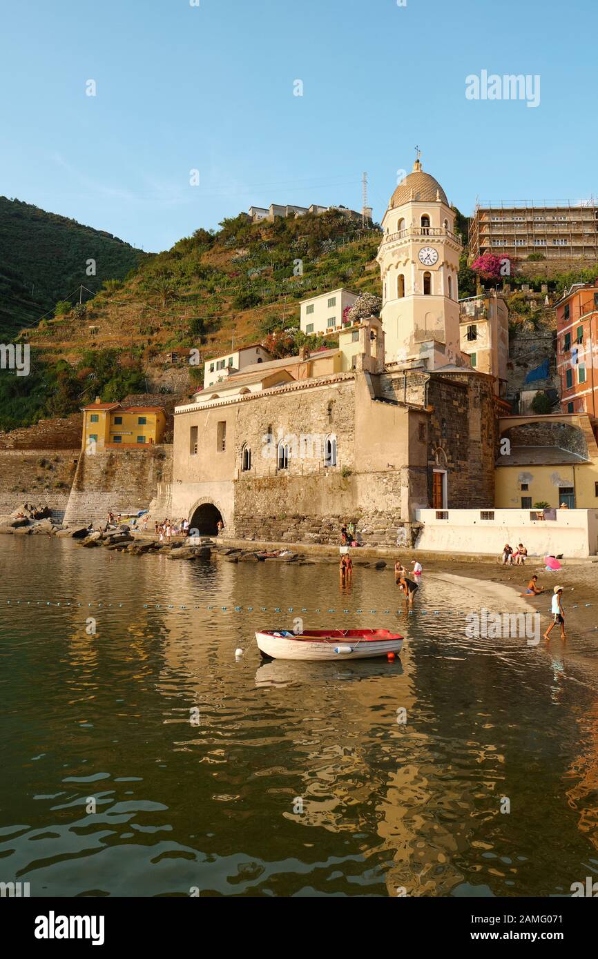 La pequeña playa portuaria y la arquitectura de la iglesia de Vernazza, el Parque Nacional Cinque Terre, Liguria Italia UE Foto de stock