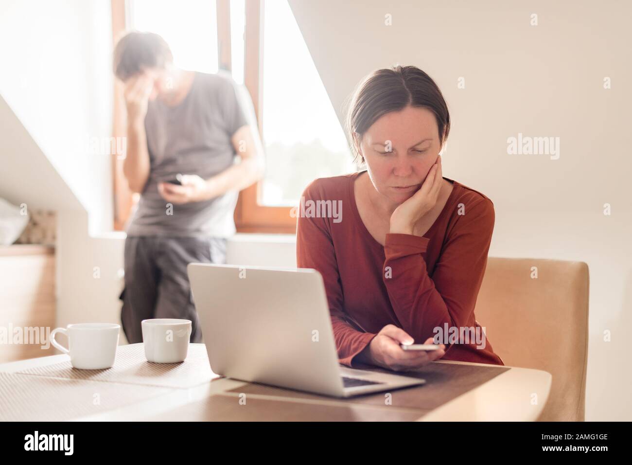 Par el teletrabajo, mujer y hombre trabajando en la oficina en casa, el enfoque selectivo Foto de stock