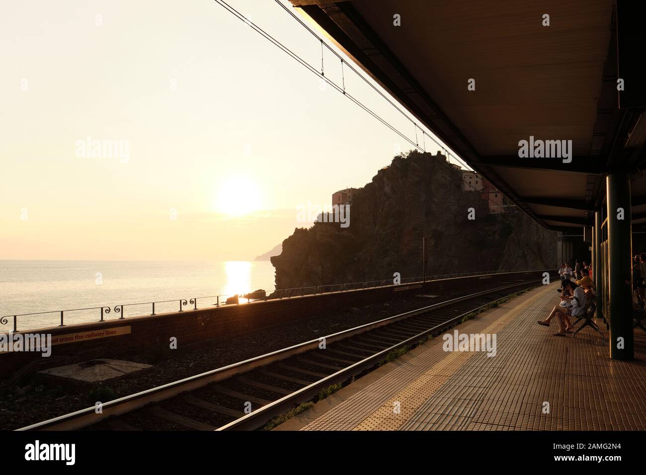 La estación de tren de la costa Cinque Terre, plataforma de Vernazza al atardecer, Cinque Terre, Liguria, Italia UE Foto de stock