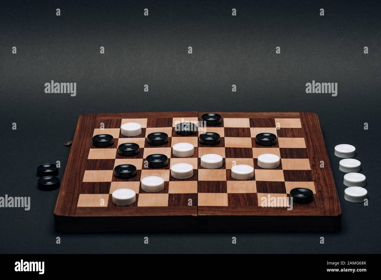 Tablero de ajedrez con fichas blancas y negras aisladas en negro Fotografía  de stock - Alamy