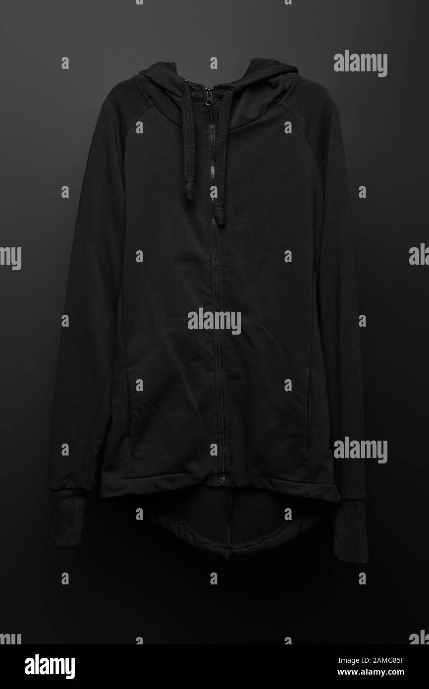 sudadera con capucha negra básica en blanco sobre fondo negro Fotografía de  stock - Alamy