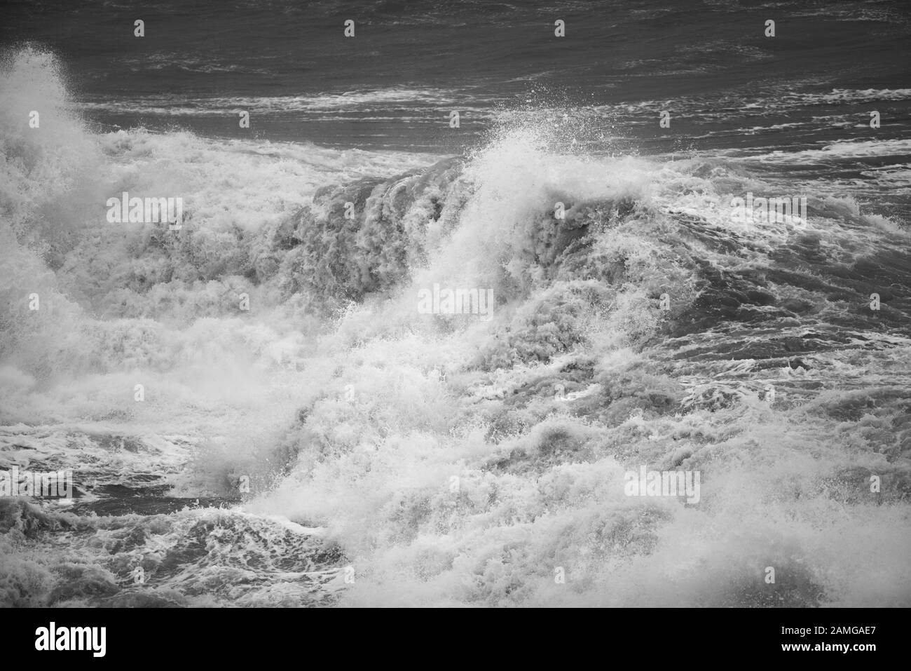 Fuertes olas que rompen en el condado de Cork en Irlanda Foto de stock