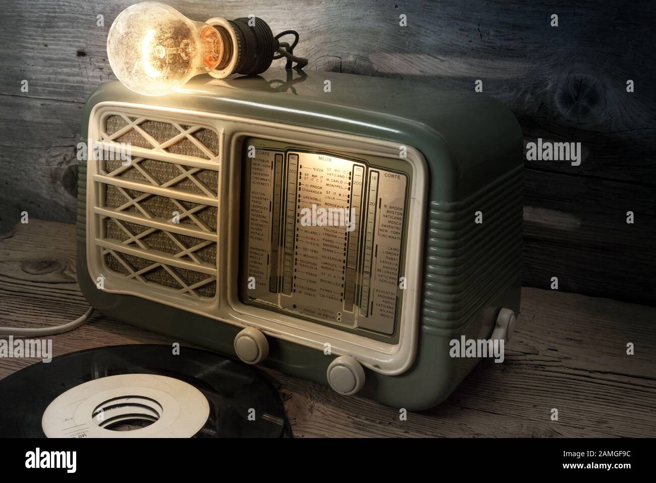 radio antigua con discos de vinilo Fotografía de stock - Alamy