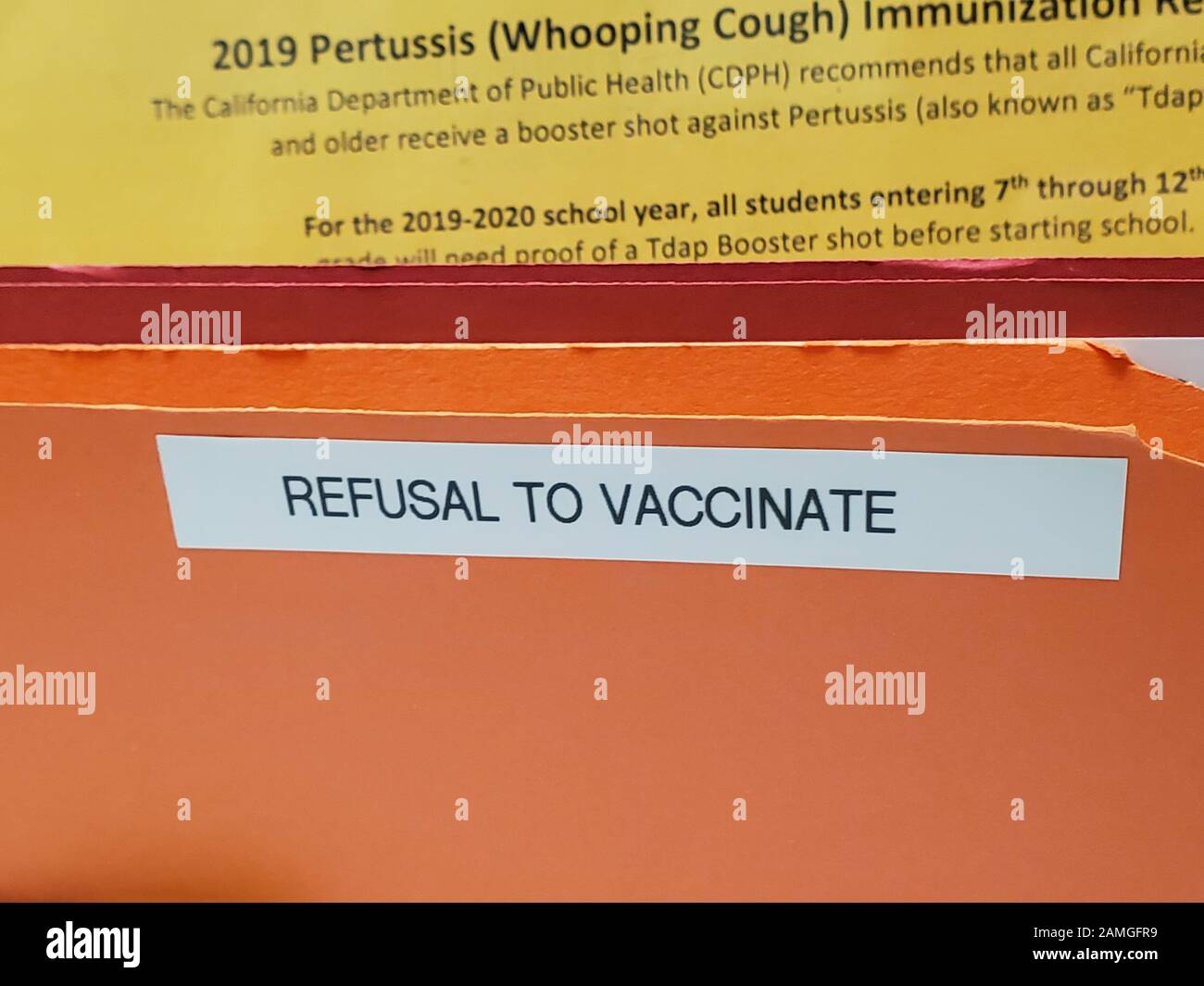 Cierre de carpeta que contiene formularios médicos y etiquetado Rechazo A  Vacunar en la oficina de un pediatra en San Ramón, California, 25 de  noviembre de 2019. El Área de la Bahía