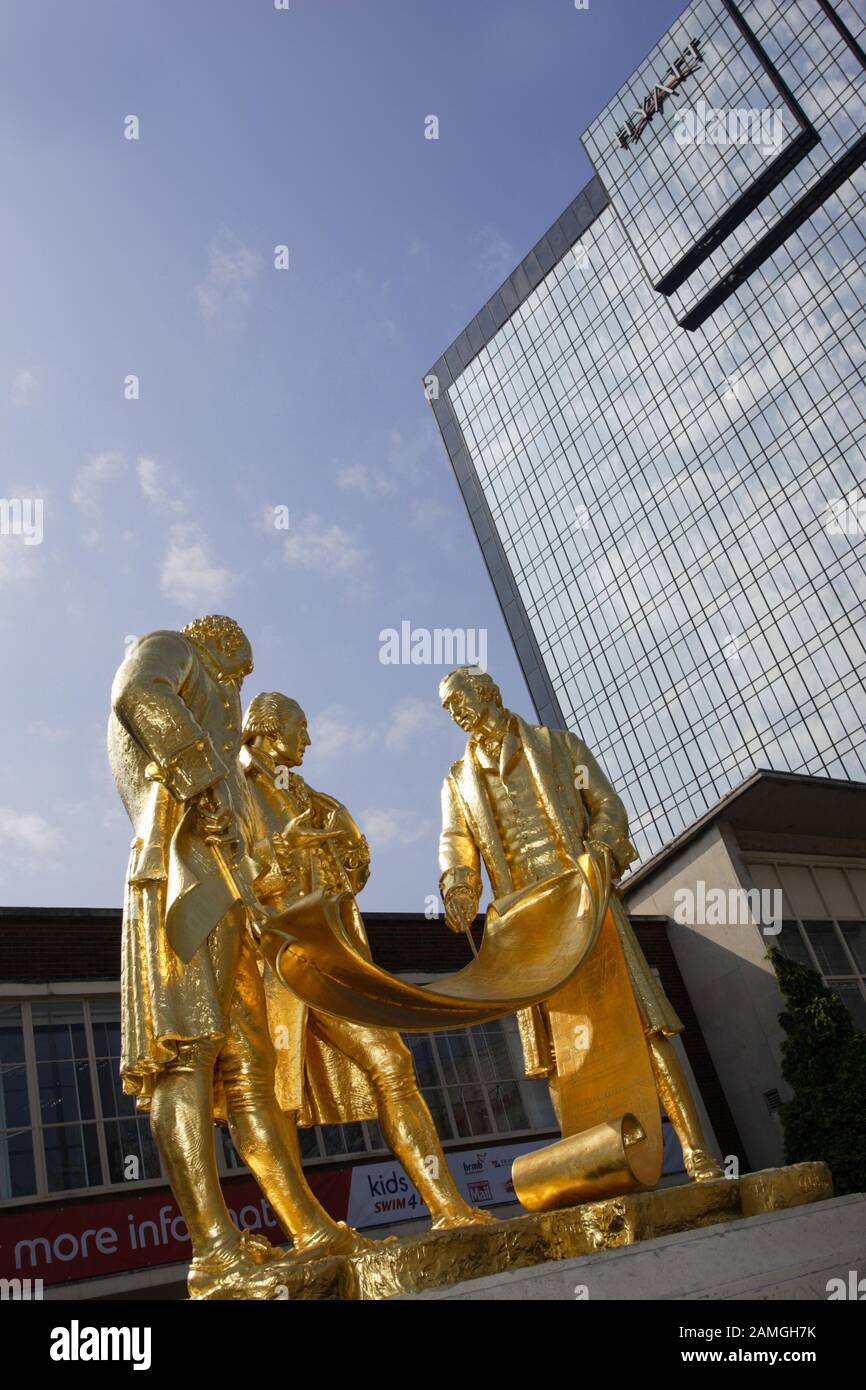 Estatuas De Matthew Boulton, James Watt Y William Murdoch En Broad Street Birmingham, Inglaterra, Cerca Del Hotel Hyatt, Centenary Square, Foto de stock