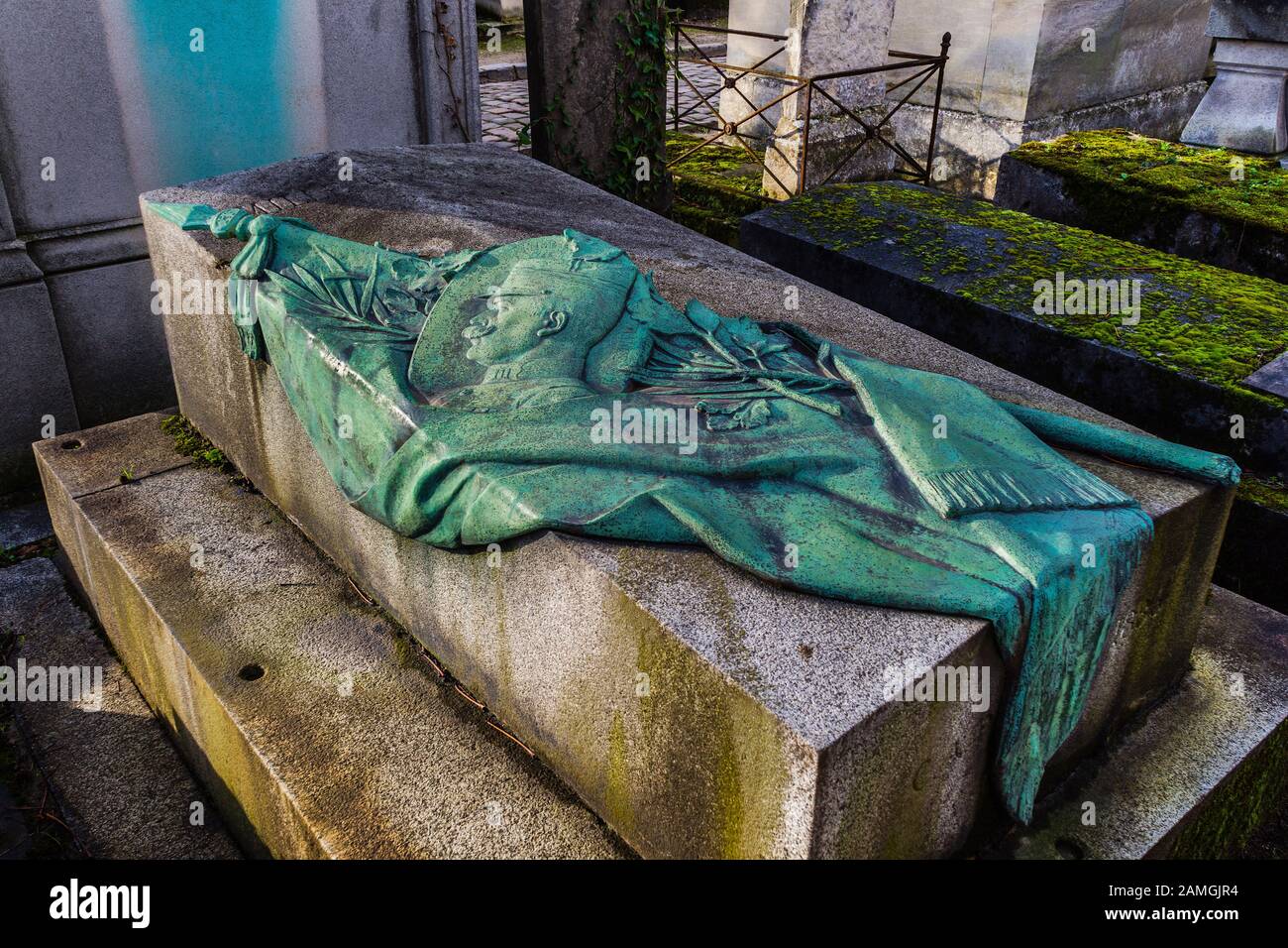 Tumba conmemorativa ornamentada para un oficial del ejército caído en el cementerio de Père Lachaise, París 75020, Francia. Foto de stock