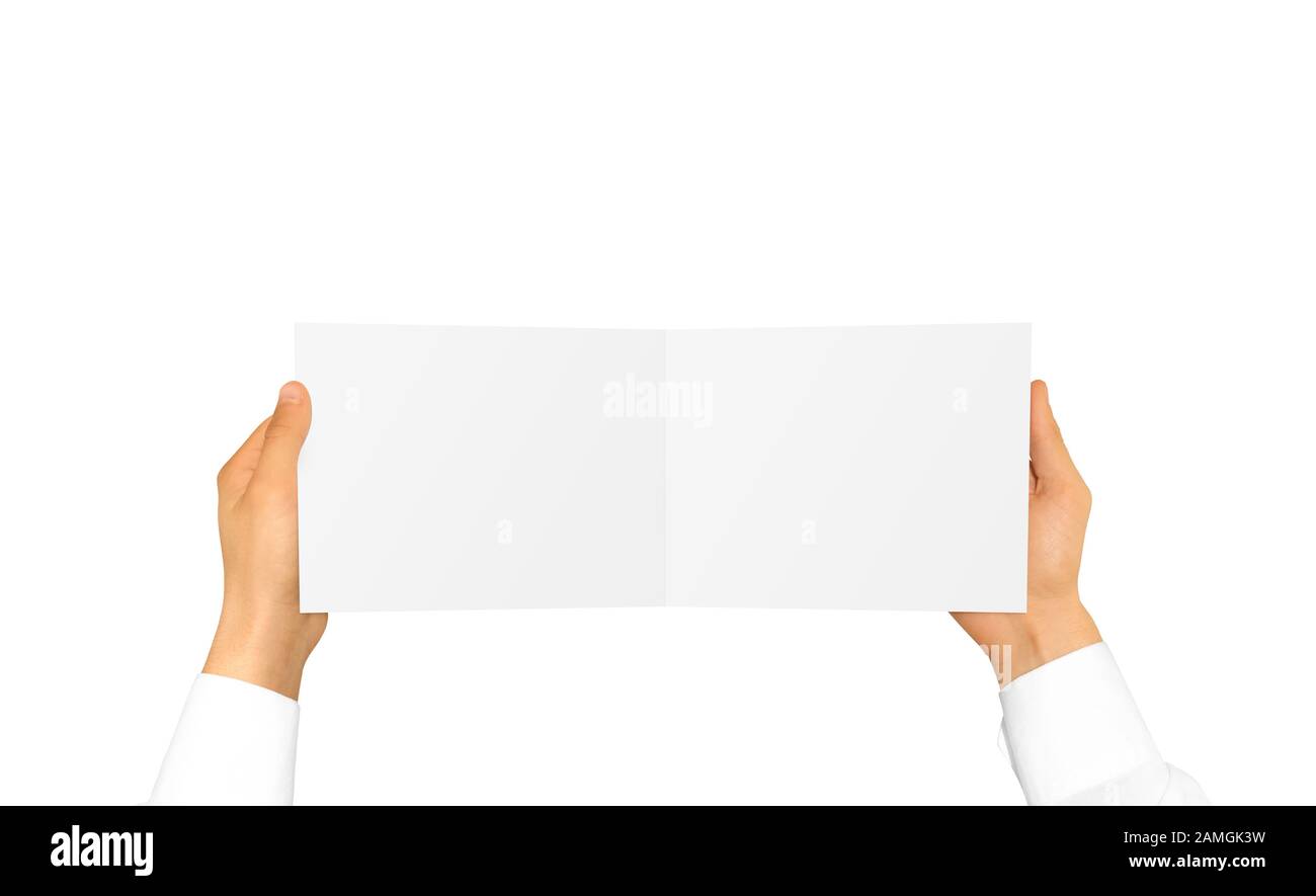 Mano en manga blanca de la camisa que sostiene la tarjeta del folleto en blanco adentro el han Foto de stock