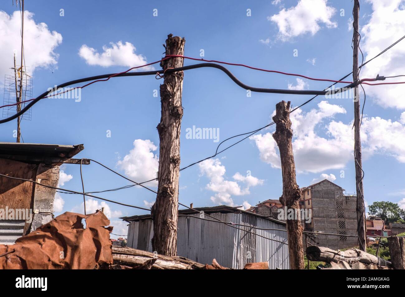 Una acumulación de cables eléctricos conectados ilegalmente para servir a  los residentes locales. La Falta de electricidad había sido y sigue siendo  uno de los problemas y la pobreza a los que