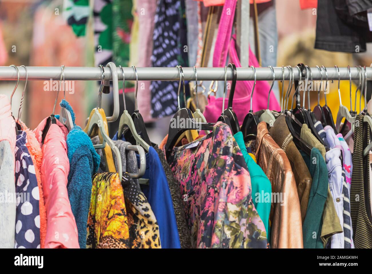 Ropa de época colgando en la percha de la ropa en un carril Foto de stock