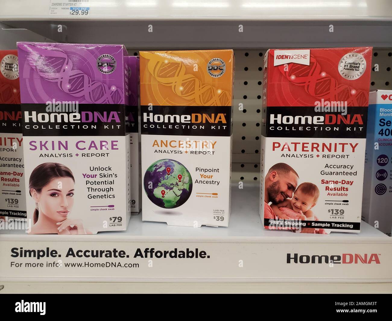 Primer plano de los kits HomeDNA, incluyendo pruebas de ancestros, cuidado de la piel y paternidad, en una estantería de farmacia en San Ramon, California, 18 de diciembre de 2019. () Foto de stock