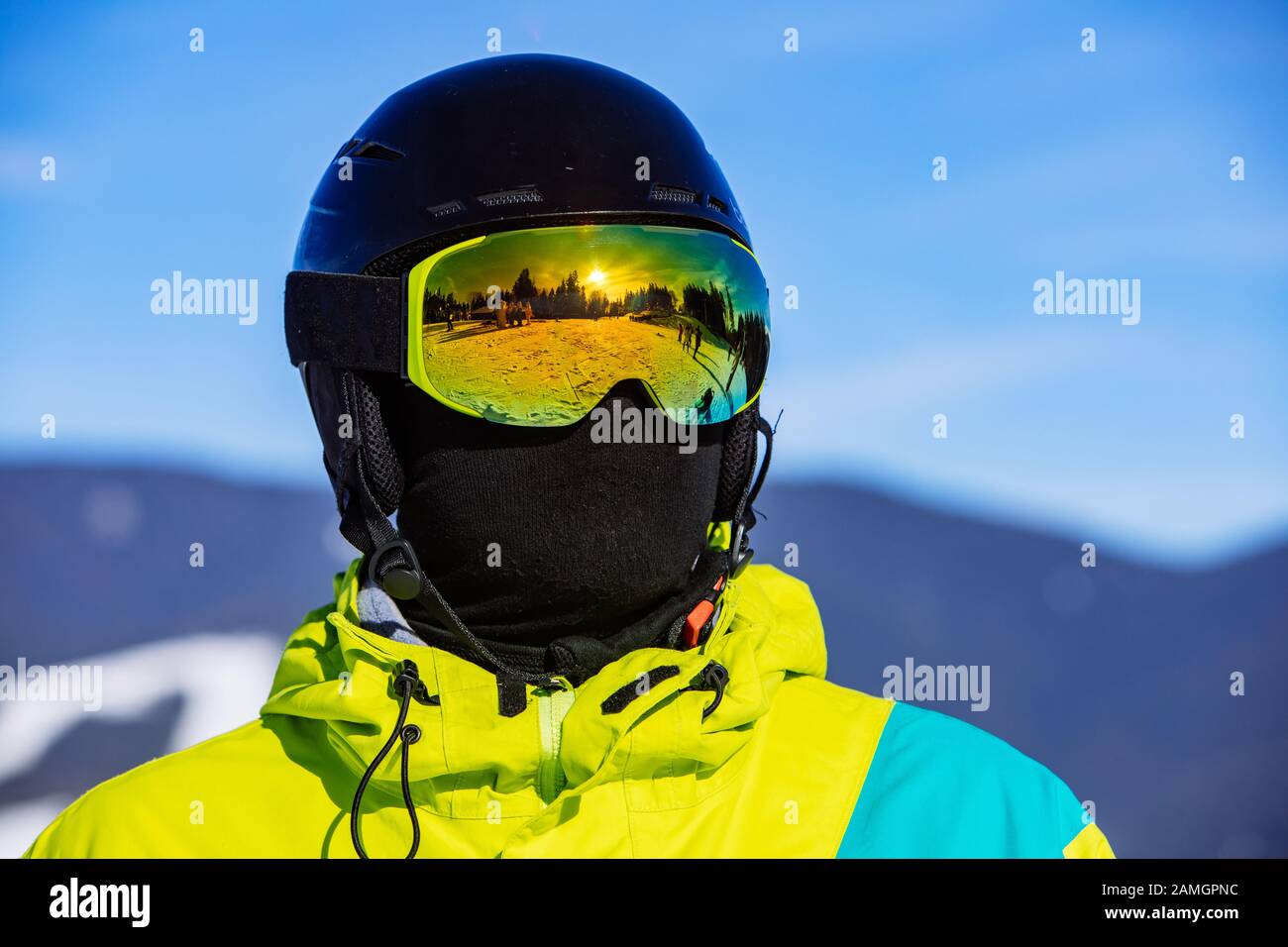 hombre en máscara de snowboard casco y balaclava Fotografía de