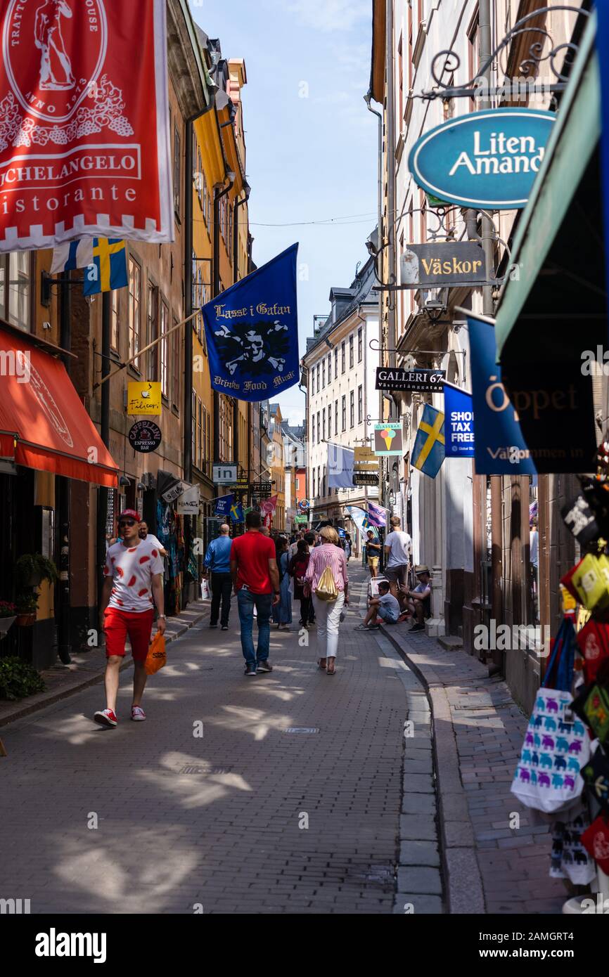 Editorial 06.20.2019 Estocolmo Suecia Turistas caminando por las estrechas calles del casco antiguo en un brillante día de verano Foto de stock