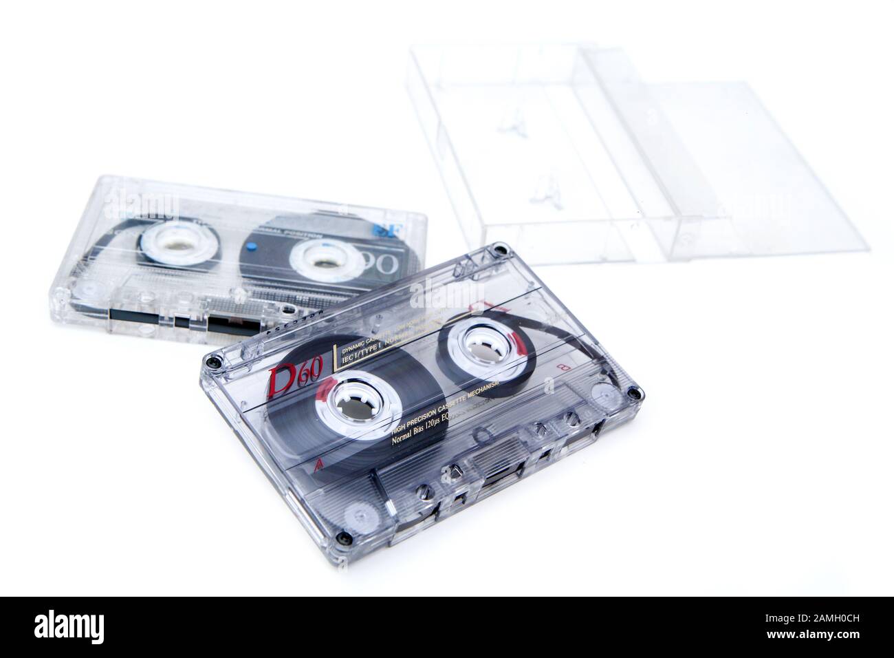 Las dos antiguas cassetes de audio magnético con una cubierta de plástico utilizada para grabar música. Aislado sobre fondo blanco. Foto de stock