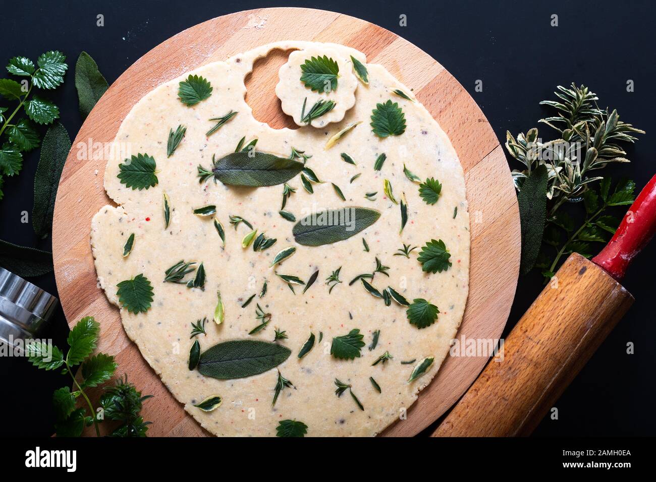 Concepto de comida saludable mezcla casera de galletas de shortbread a base de hierbas con espacio para copiar Foto de stock
