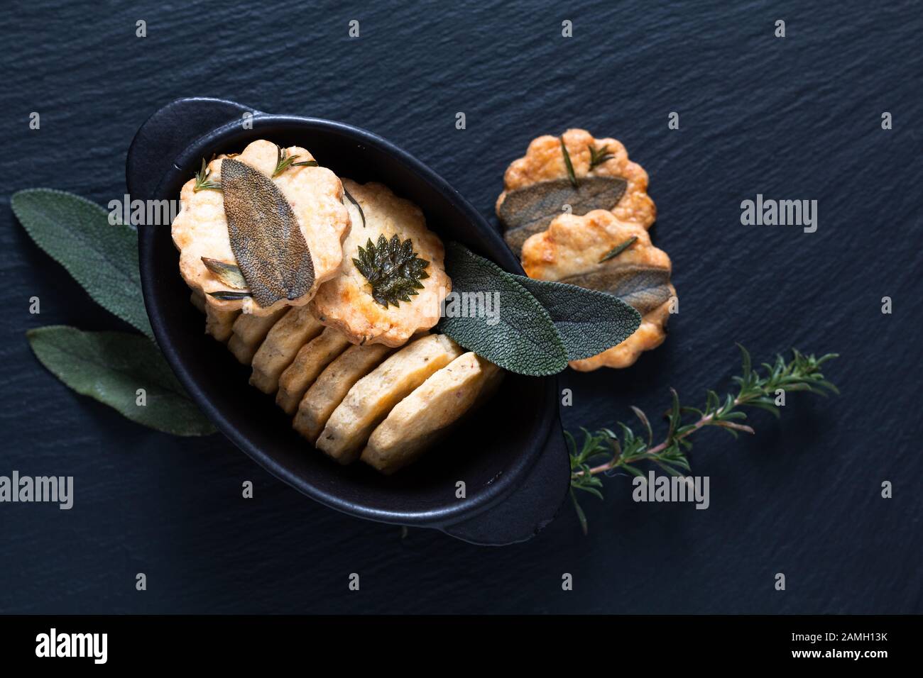 Concepto de comida saludable mezcla casera de galletas de shortbread a base de hierbas con espacio para copiar Foto de stock