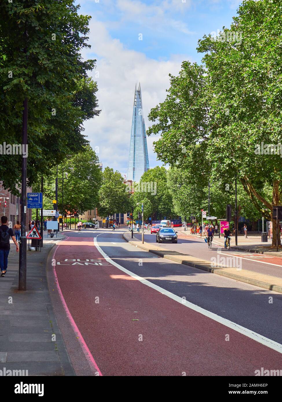 Vista de la Shard mirando hacia abajo arbolada Jamaica Road Londres Inglaterra con carril de autobuses en primer plano Foto de stock