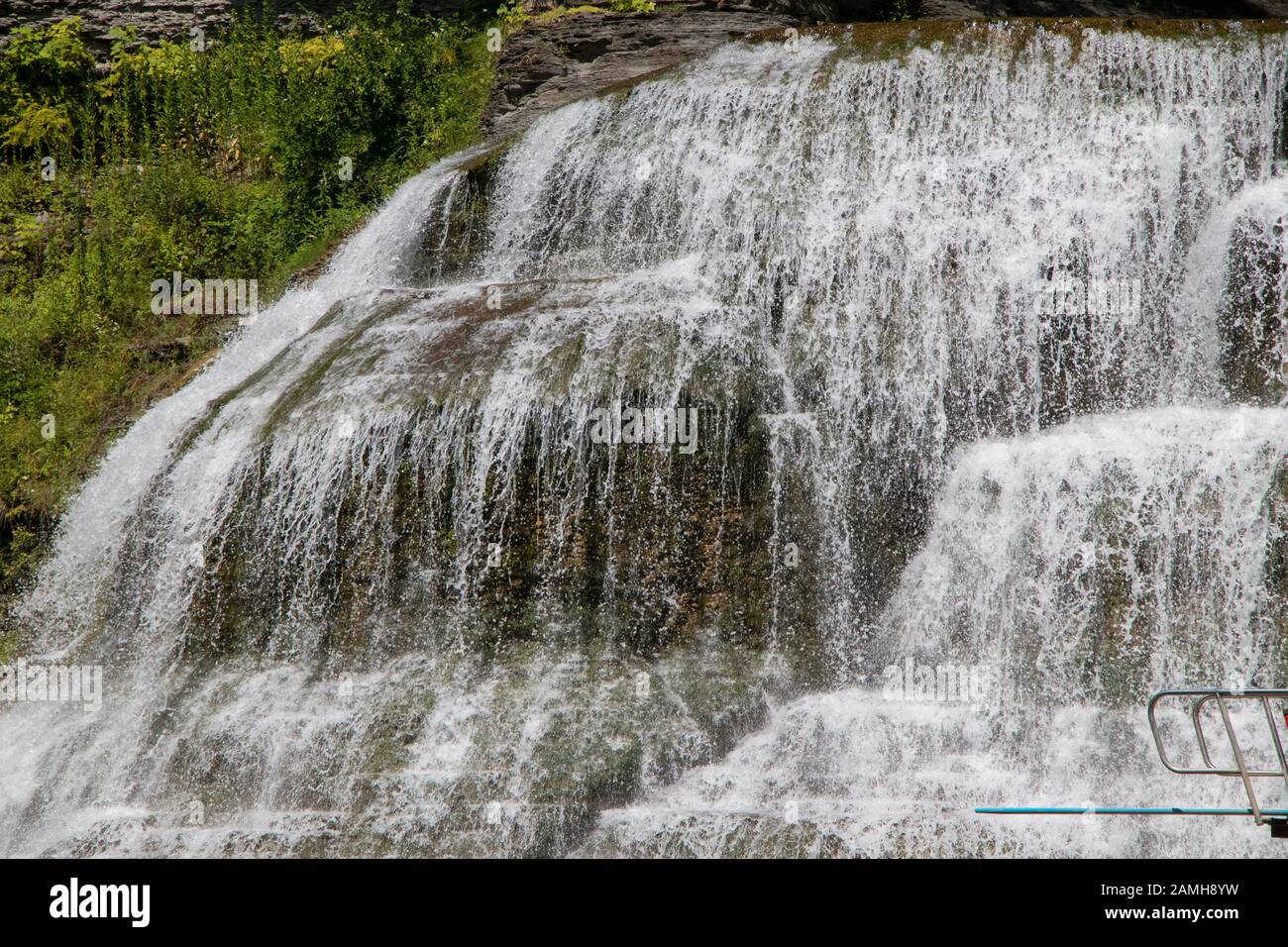 Agosto, 2019 - Ithaca, NY, EE.UU.,: Tablero de buceo y las cataratas Inferiores en la zona de natación, Parque Estatal Robert H. Treman, Finger Lakes Foto de stock