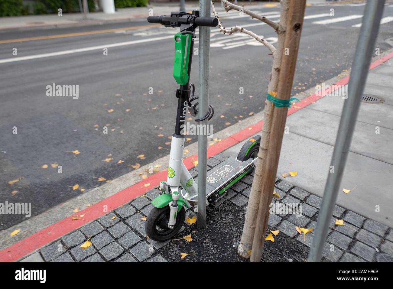 Scooter de micromovilidad de Lime más reciente en el barrio Mission Bay de San Francisco, Californiaa, 5 de diciembre de 2019. () Foto de stock