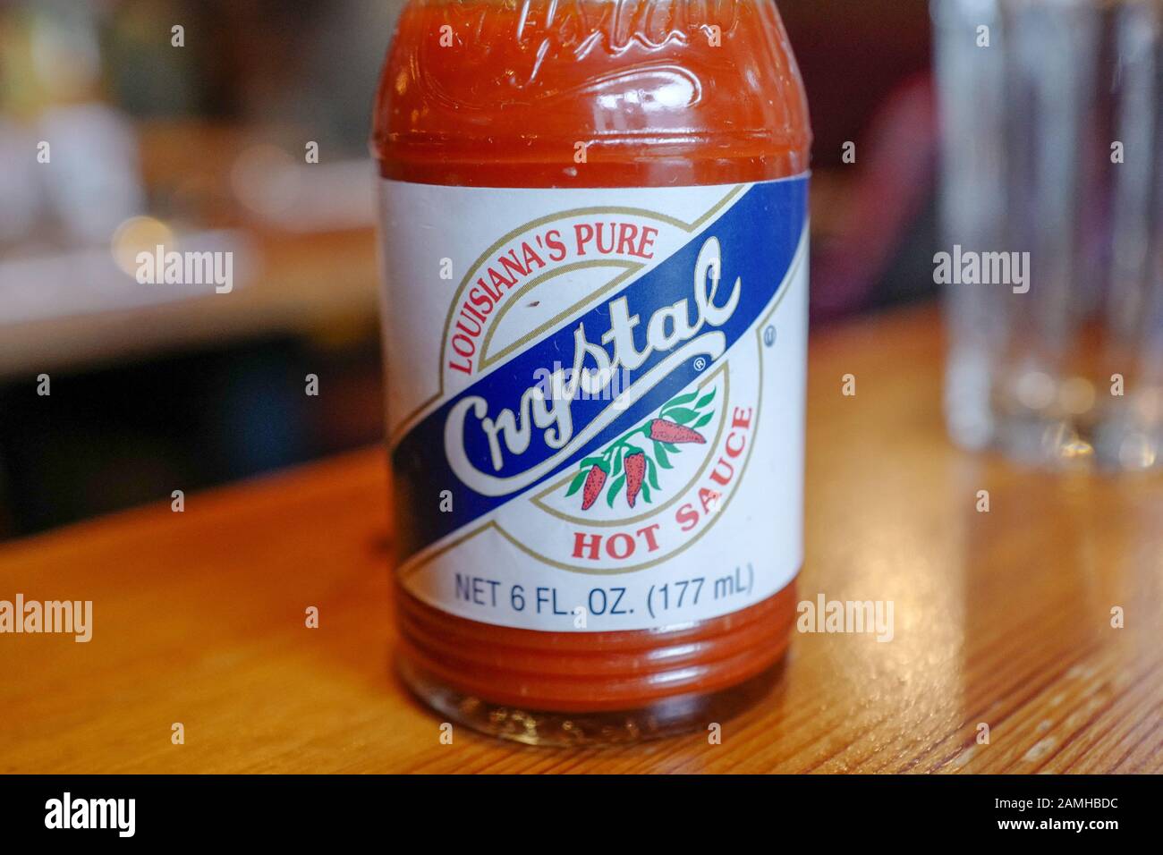 Primer plano de la salsa caliente al estilo de la Marca Crystal Louisiana sobre la mesa, Berkeley, California, 30 de noviembre de 2019. () Foto de stock