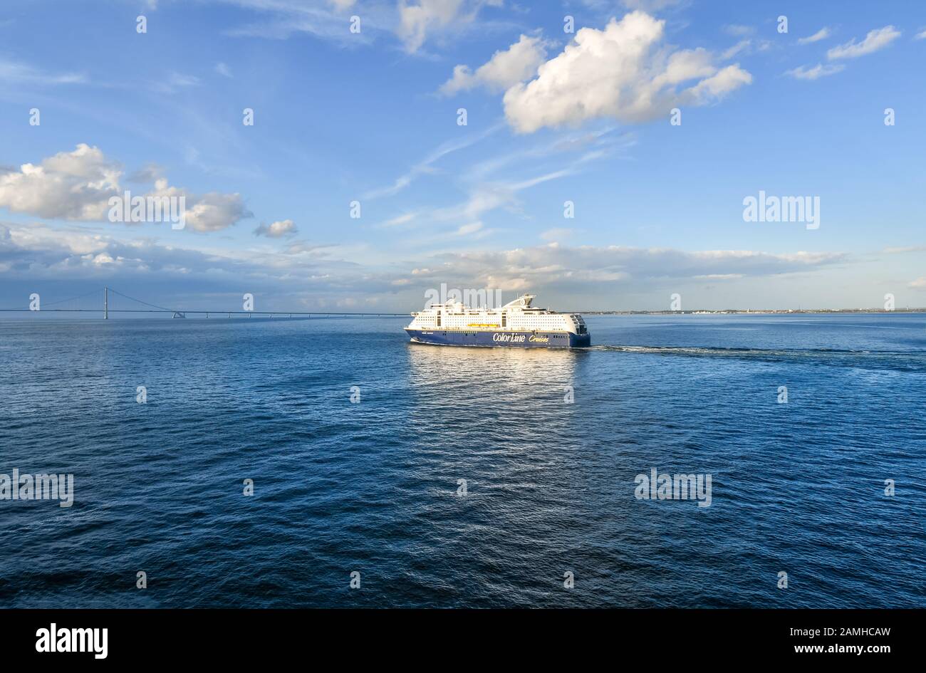 Un ferry de cruceros se dirige hacia el puente de Oresund, que abarca Suecia y Dinamarca, en el mar Báltico. Foto de stock