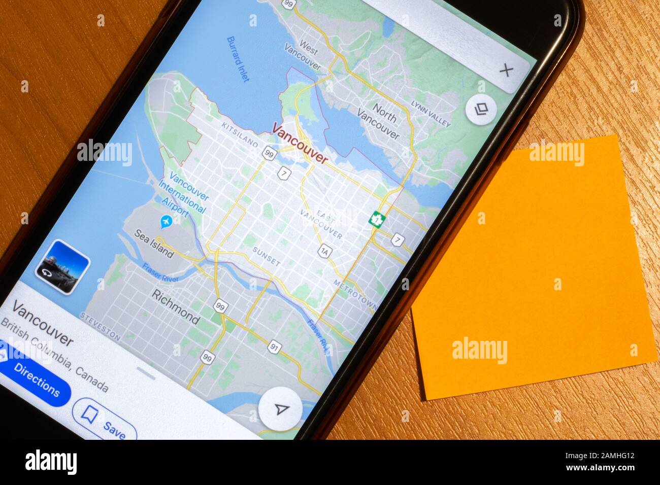 Mapa de la ciudad de Vancouver en la pantalla del teléfono primer plano con espacio para copiar Foto de stock