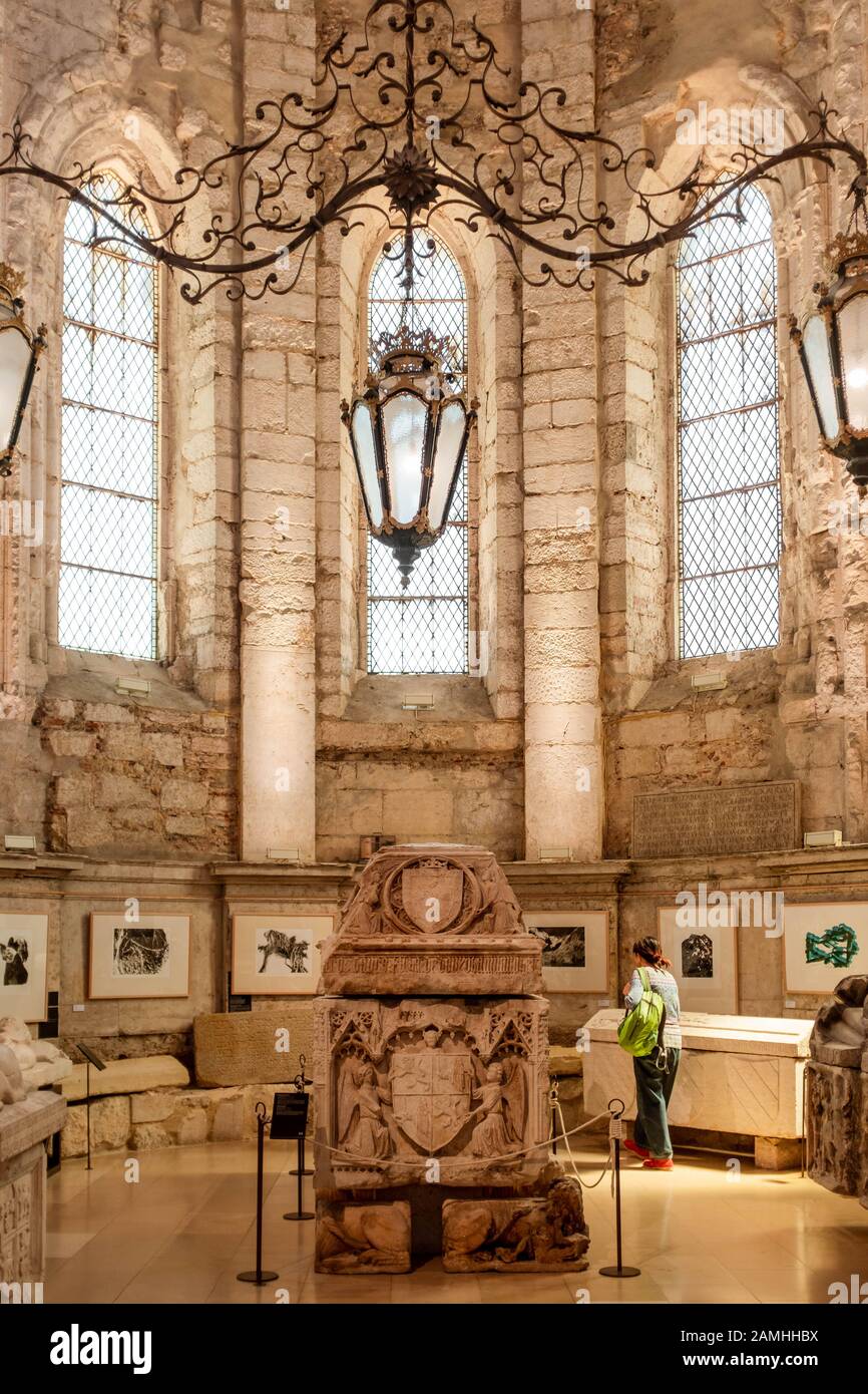 Exposición turística explorada en el Museo Arqueológico de Carmo con sarcófago del rey Fernando I en primer plano. Foto de stock