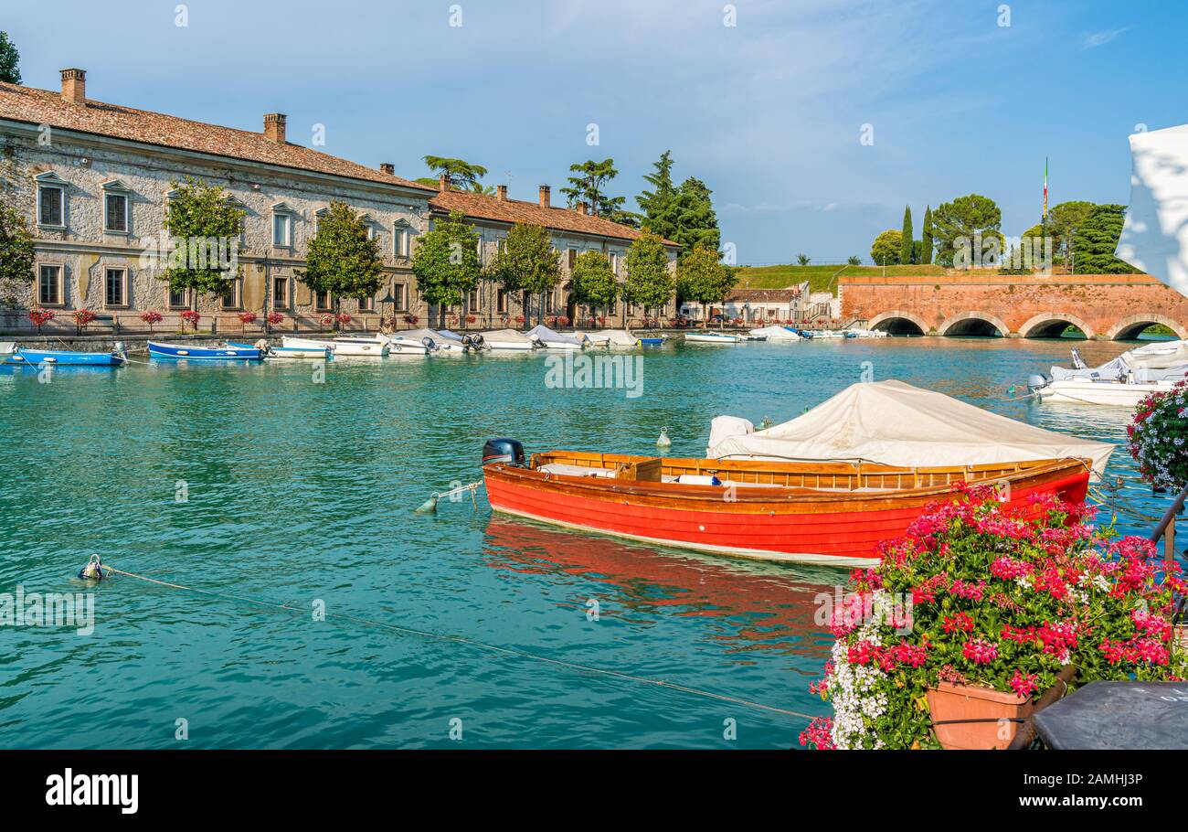 Espectáculo escénico en Peschiera del Garda, aldea en el Lago de Garda, en la provincia de Verona, Véneto, Italia. Foto de stock