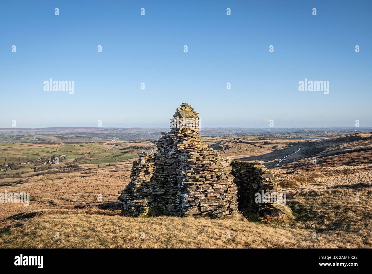 Piedra Cairns en Nab Hill, cerca de Oxenhope, marcando la ubicación de las piedras Stanza. Una ruta de 50 millas de Marsden a Ilkley. Foto de stock