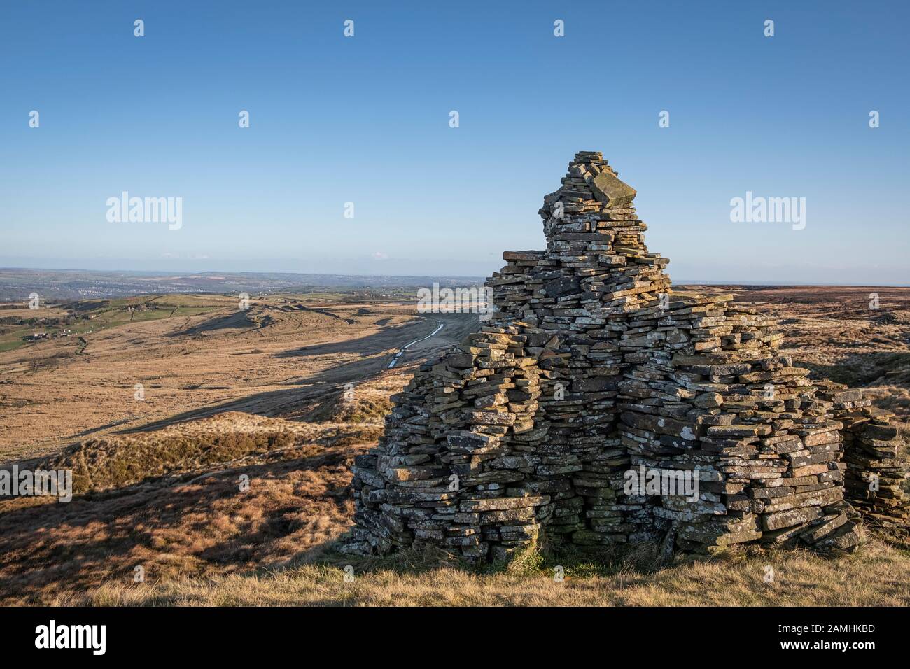 Piedra Cairns en Nab Hill, cerca de Oxenhope, marcando la ubicación de las piedras Stanza. Una ruta de 50 millas de Marsden a Ilkley. Foto de stock