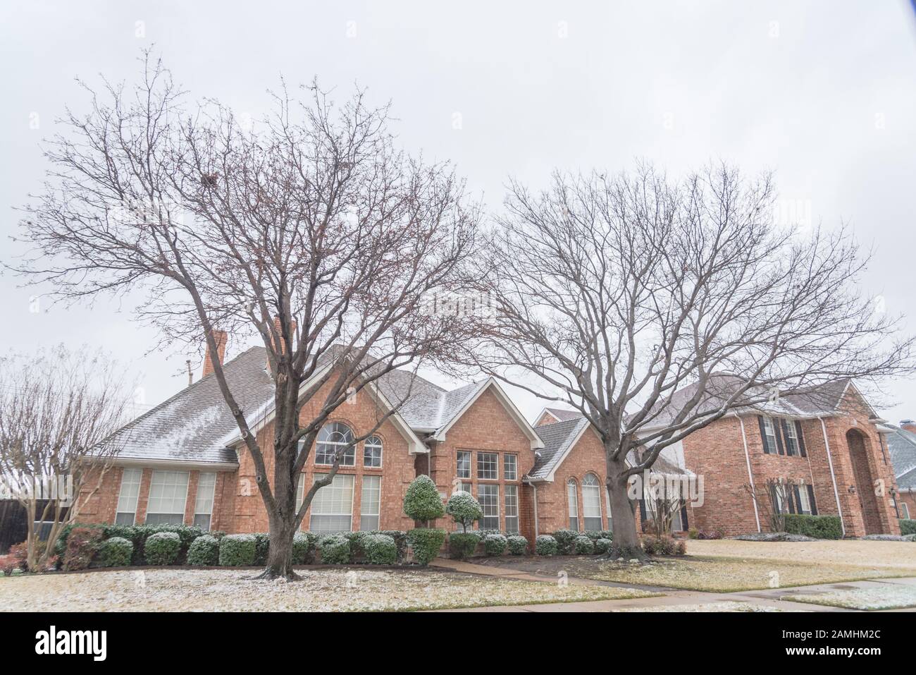 Aprender acerca 76+ imagen casas de dallas texas Abzlocal.mx