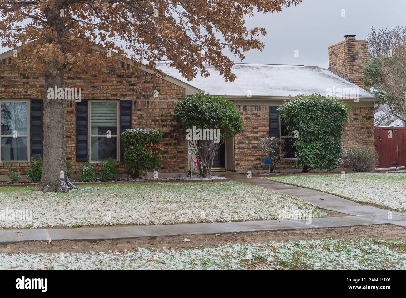 Típica casa residencial en cubierta de nieve cerca de Dallas, Texas,  Estados Unidos Fotografía de stock - Alamy
