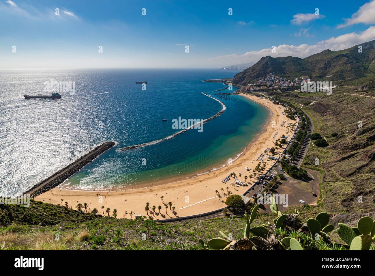 Hermosa arena blanca Playa Las Teresitas cerca de Santa Cruz de Tenerife visto desde uno de los miradores más arriba. Foto de stock