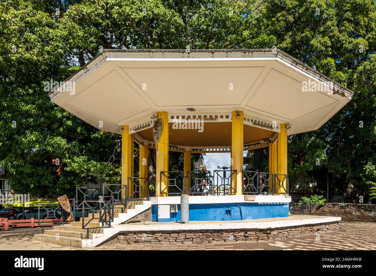 Bandstand de colores en Place de la Victoire, Pointe-a-Pitre, Guadalupe, Indias Occidentales, Caribe Foto de stock
