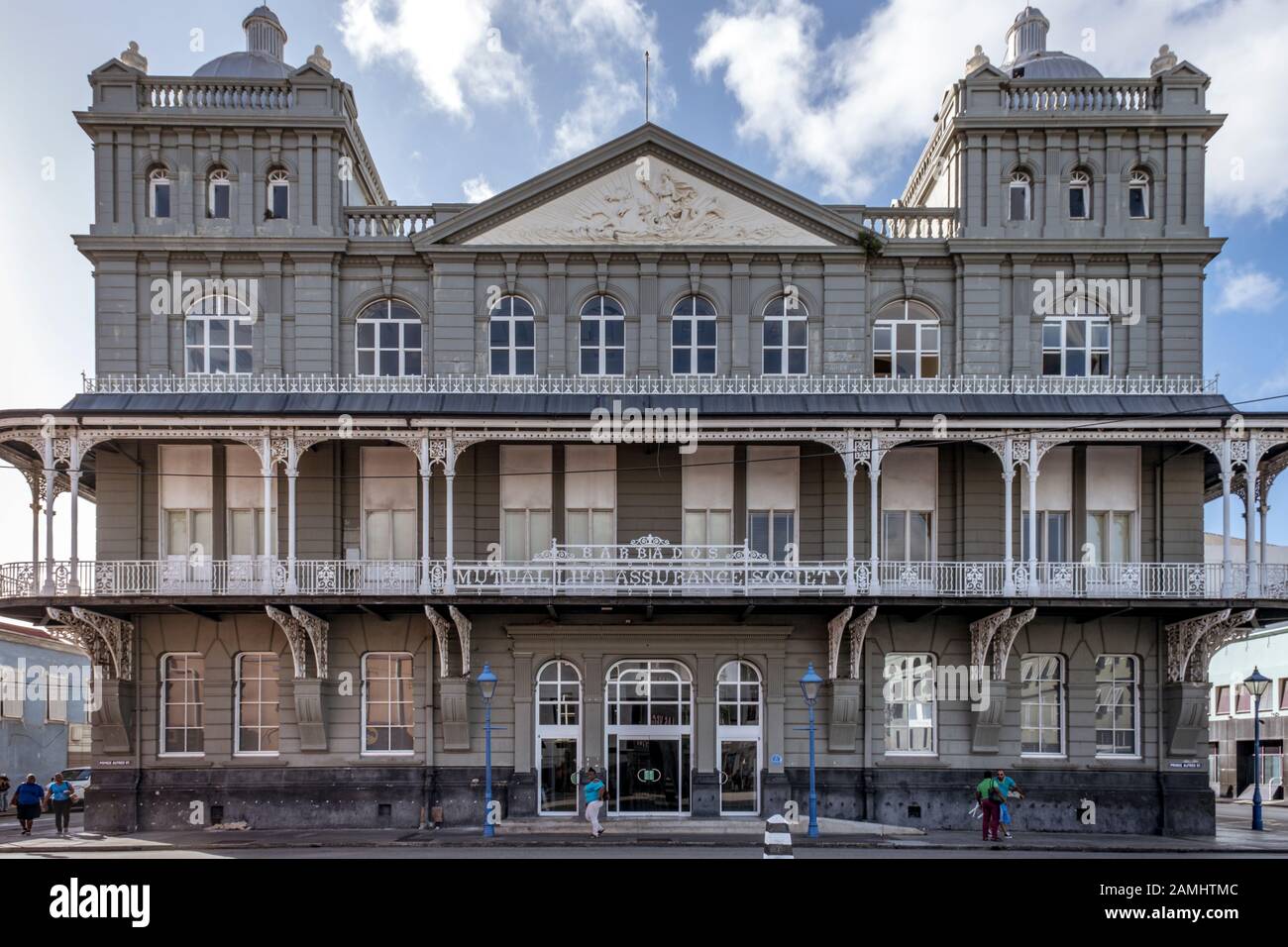El histórico edificio Mutual Life Assurance Society, Broad Street, Bridgetown, Barbados, Indias Occidentales, el Caribe Foto de stock