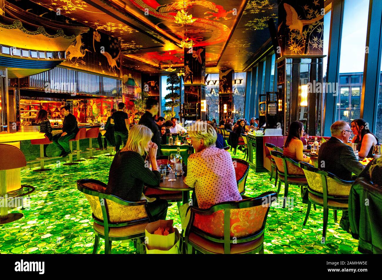 Los opulentos interiores coloridos de la hiedra el restaurante asiático en St Pauls, Londres, Reino Unido. Foto de stock