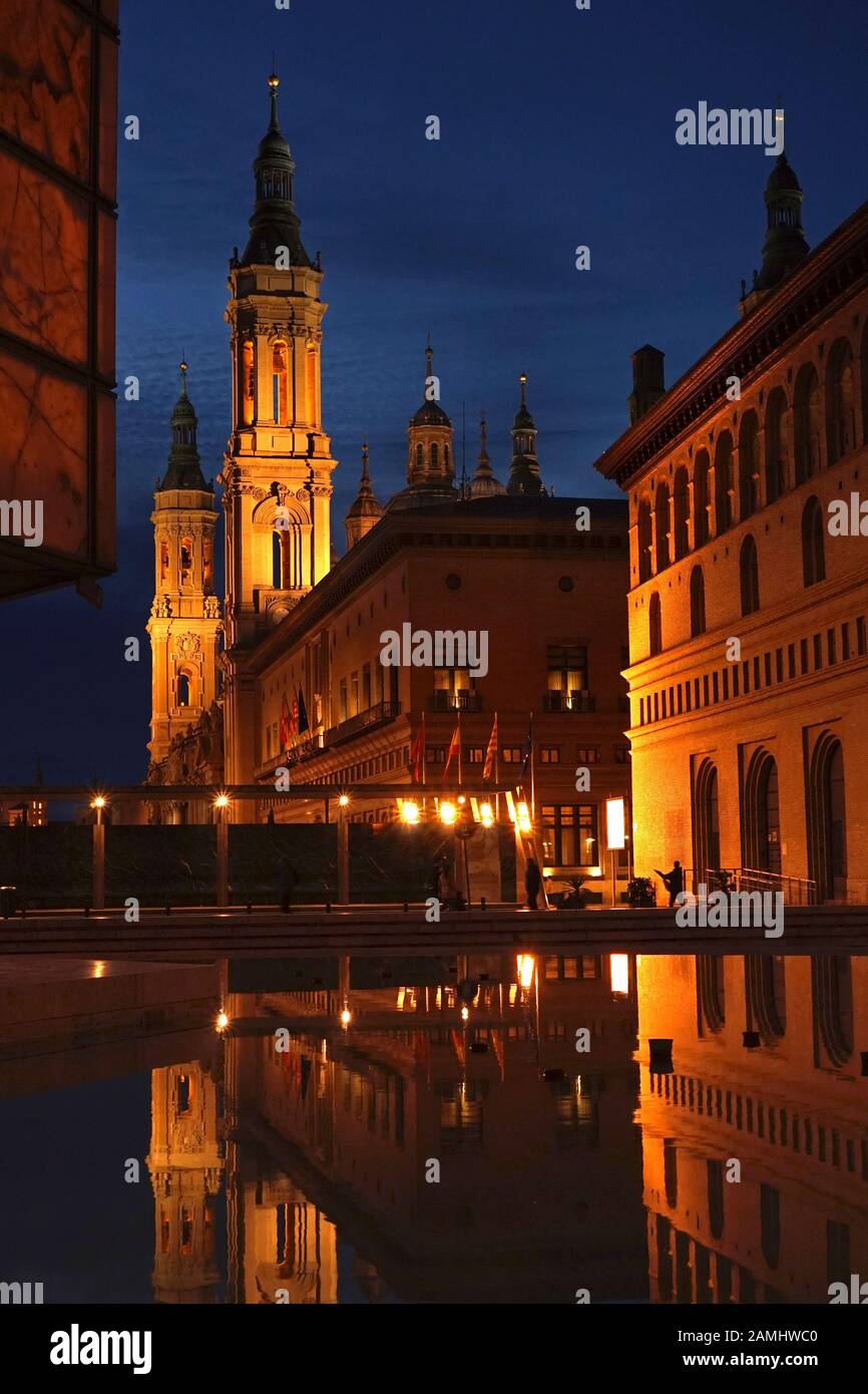 Escena nocturna de Zaragoza, España, centro de la ciudad iluminado Foto de stock
