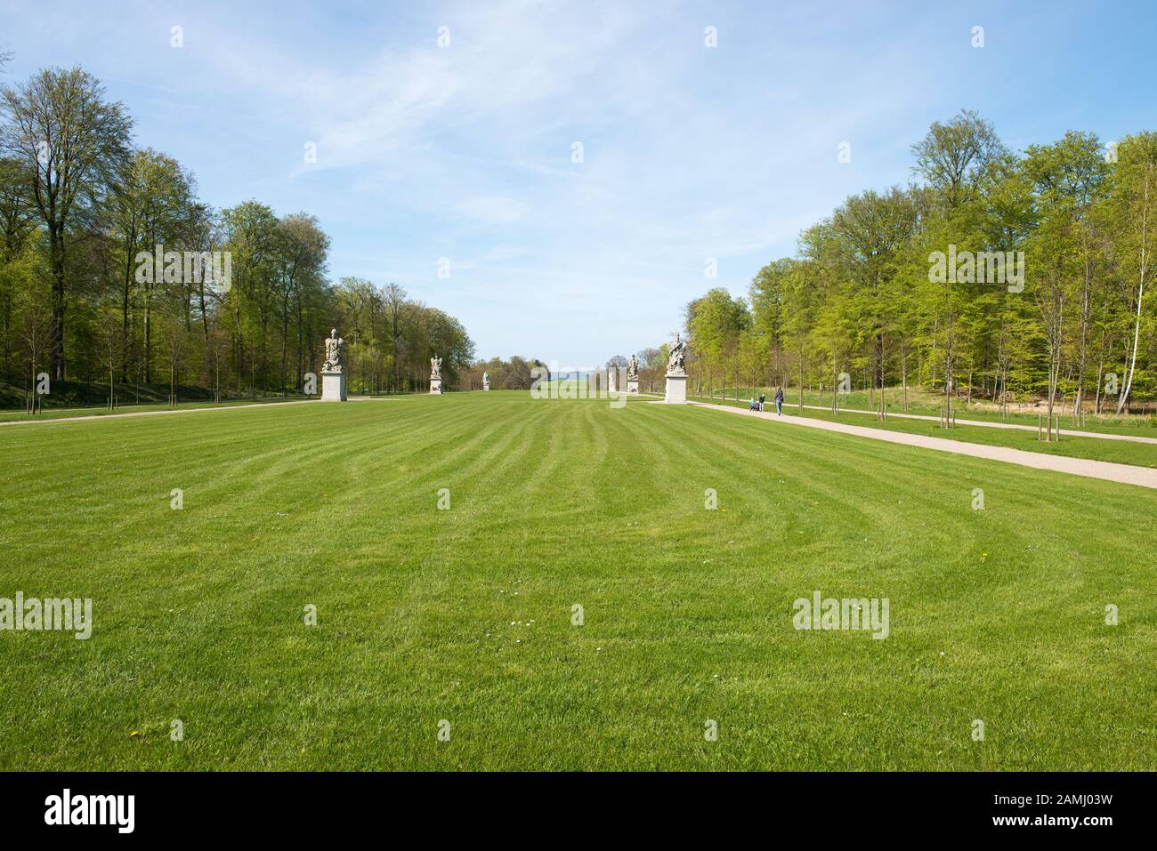 Parque del palacio de Fredensborg en Dinamarca, visto desde la palce hacia el norte Foto de stock