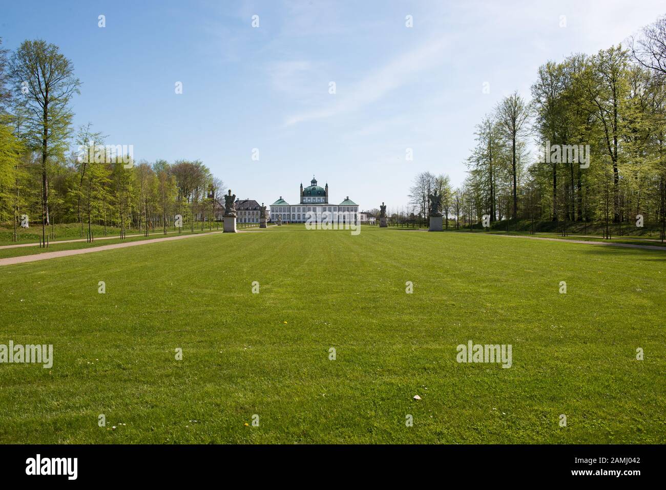 Fredensborg Palace en Dinamarca como se ve desde el parque en el norte Foto de stock