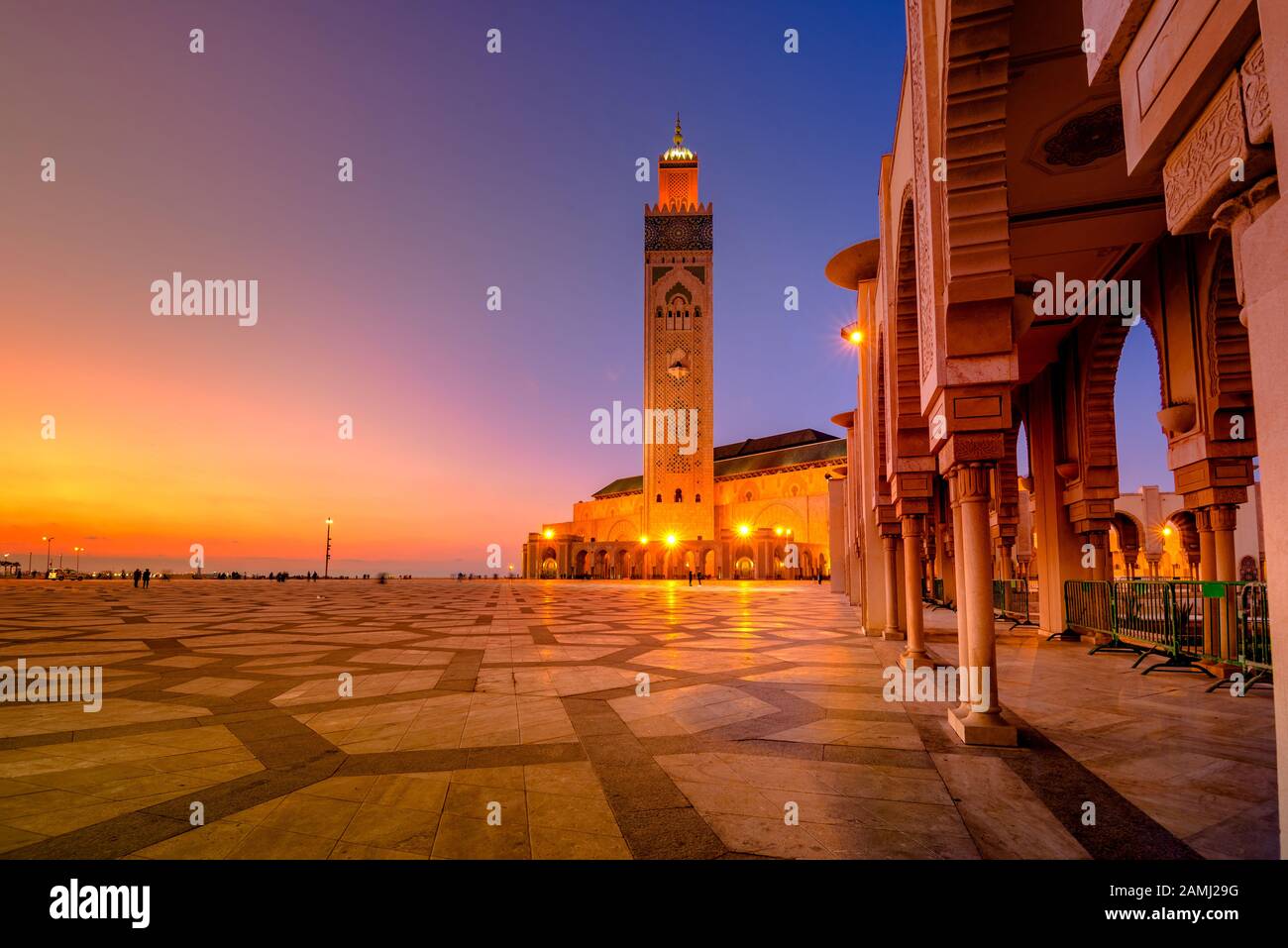 La Mezquita Hassan II es una mezquita en Casablanca, Marruecos. Es la mezquita más grande de Marruecos con el minarete más alto del mundo. Foto de stock