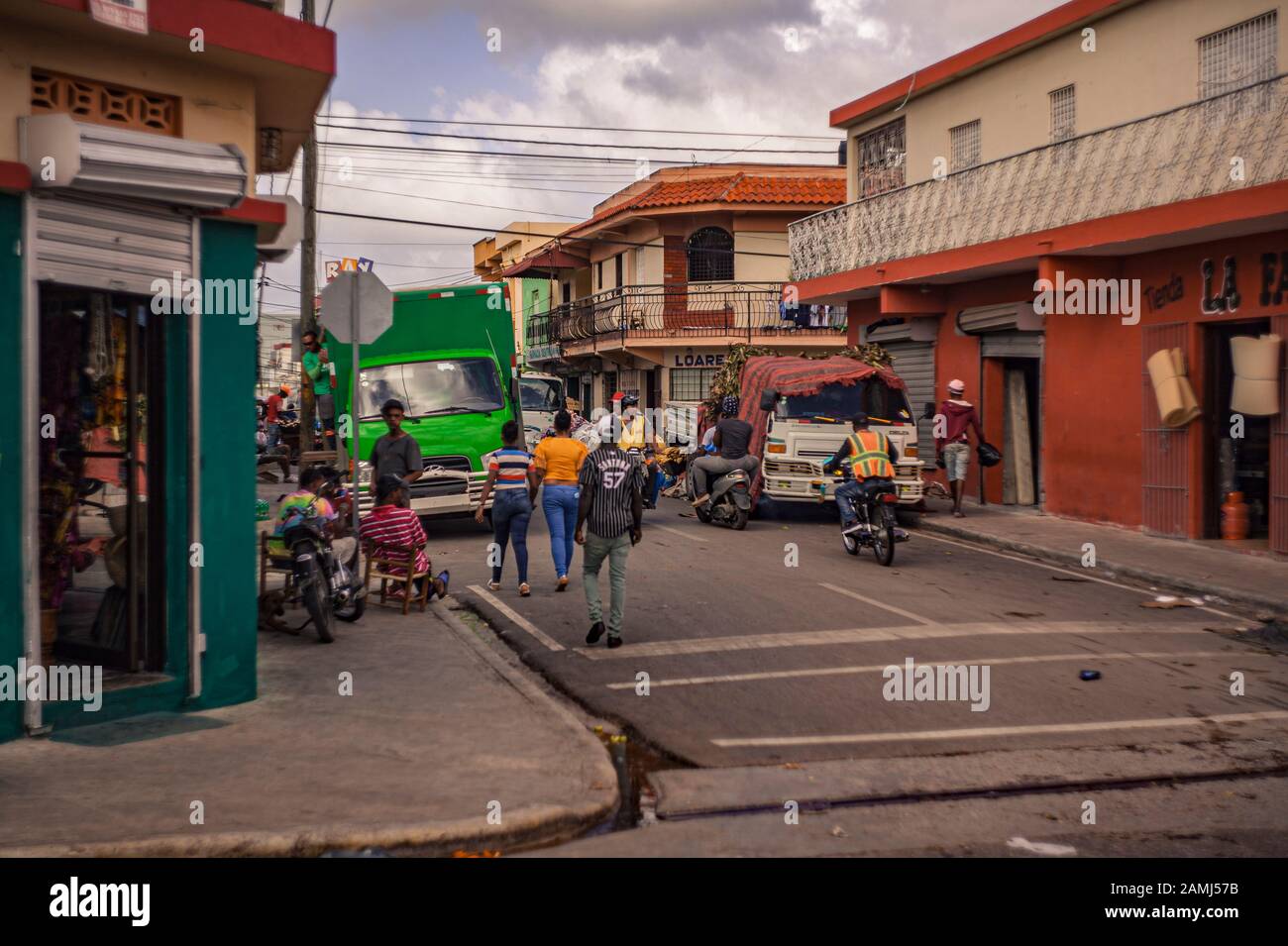 Escena de la vida cotidiana en las calles de Higuey en la República