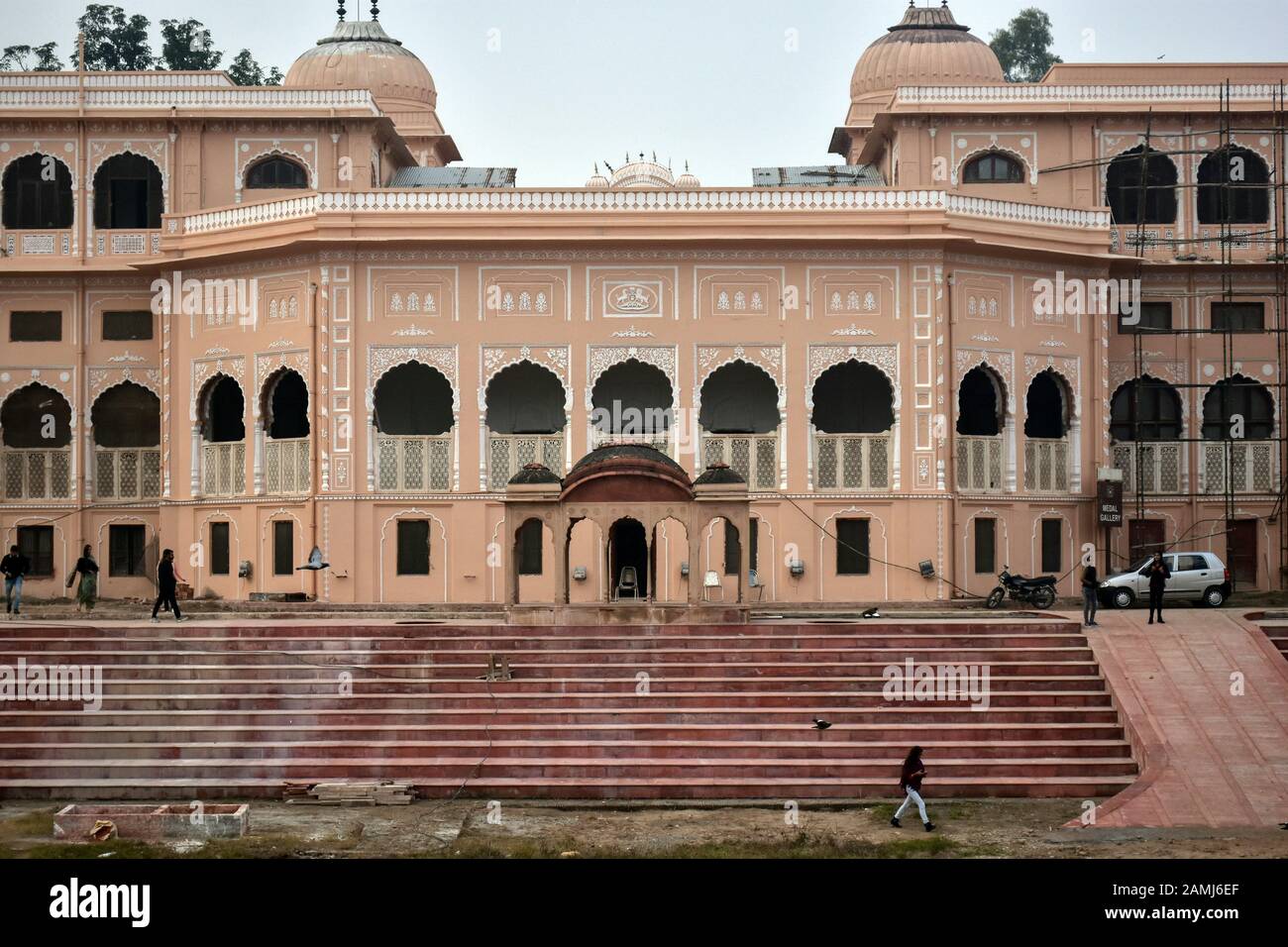 Los visitantes caminan alrededor del Sheesh Mahal (Palacio de los
