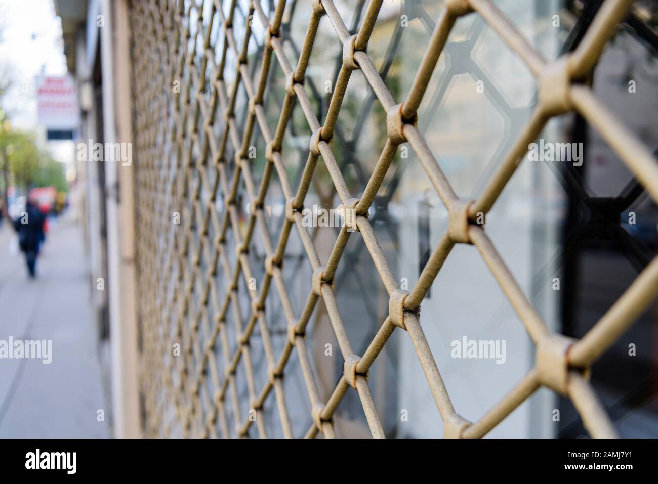 Malla de seguridad en la ventana fotografías e imágenes de alta resolución  - Alamy
