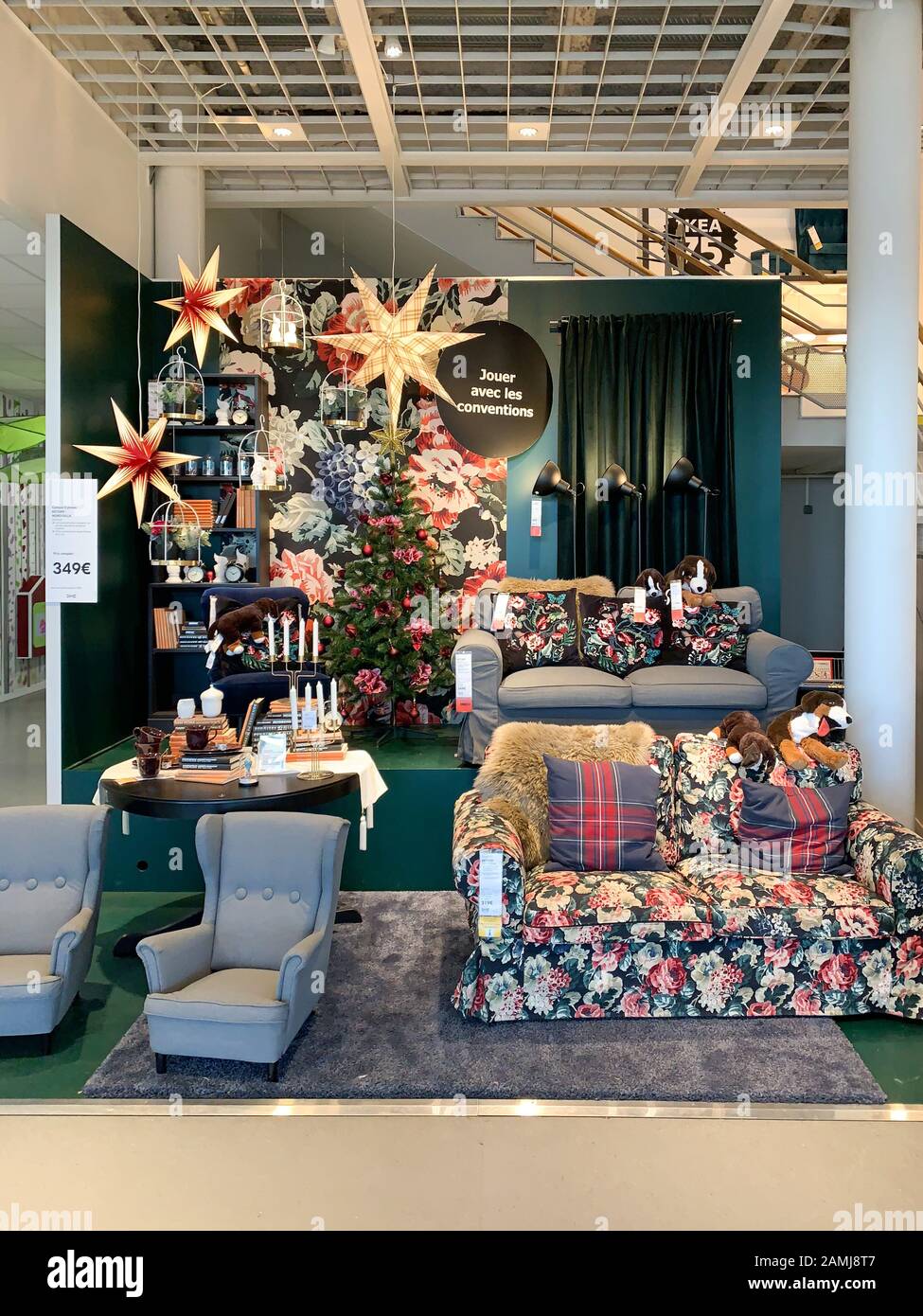 París, Francia - 1 de diciembre de 2018: Varios muebles objetos sofás,  mesas y sillas decoradas para el interior de Navidad dentro de la tienda  IKEA Fotografía de stock - Alamy