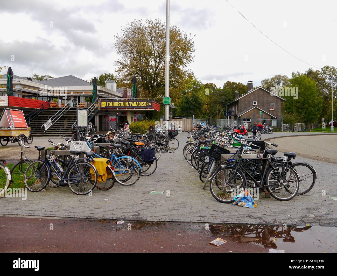 Un parque de bicicletas en Amsterdam, Holanda Foto de stock