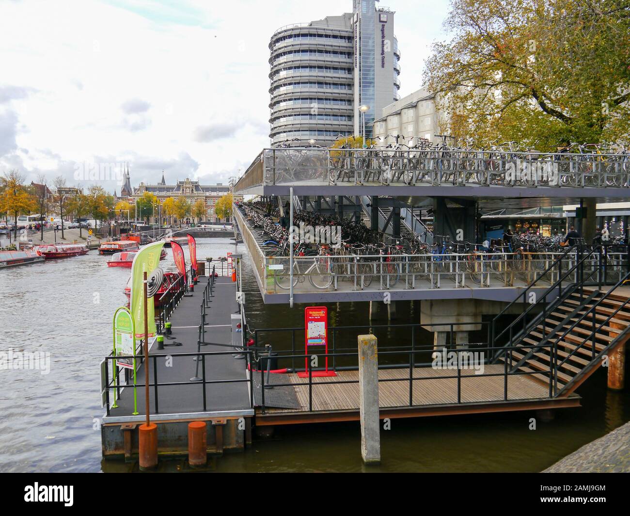 Un parque de bicicletas en Amsterdam, Holanda Foto de stock