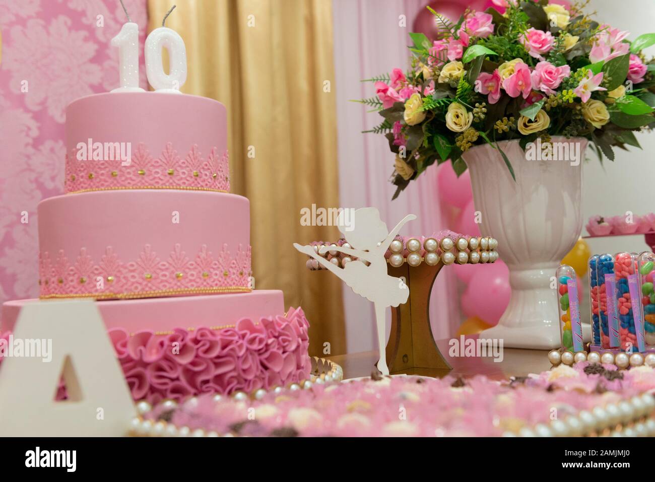 Niños rosados de cumpleaños de chicas con dulces y flores. Tema de  cumpleaños de bailarina; pastel de cumpleaños de bailarina, pastel falso -  cumpleaños de los niños. Zapatillas de ballet Fotografía de