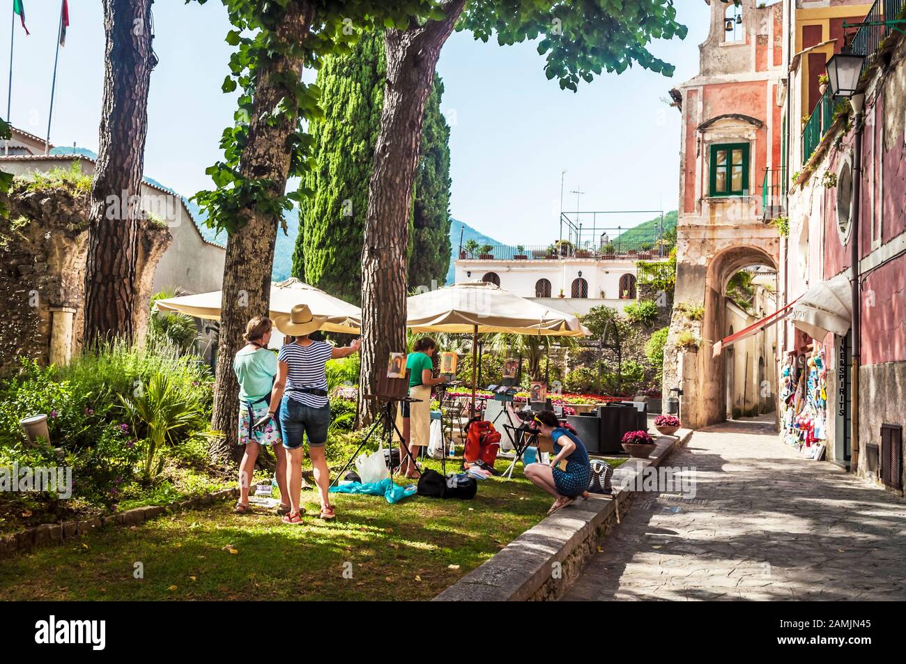 Mujeres haciendo arte al aire libre en una tarde de verano en Ravello, Italia. Tales grupos de pintura, a veces organizados por artistas famosos, son una vista común. Foto de stock