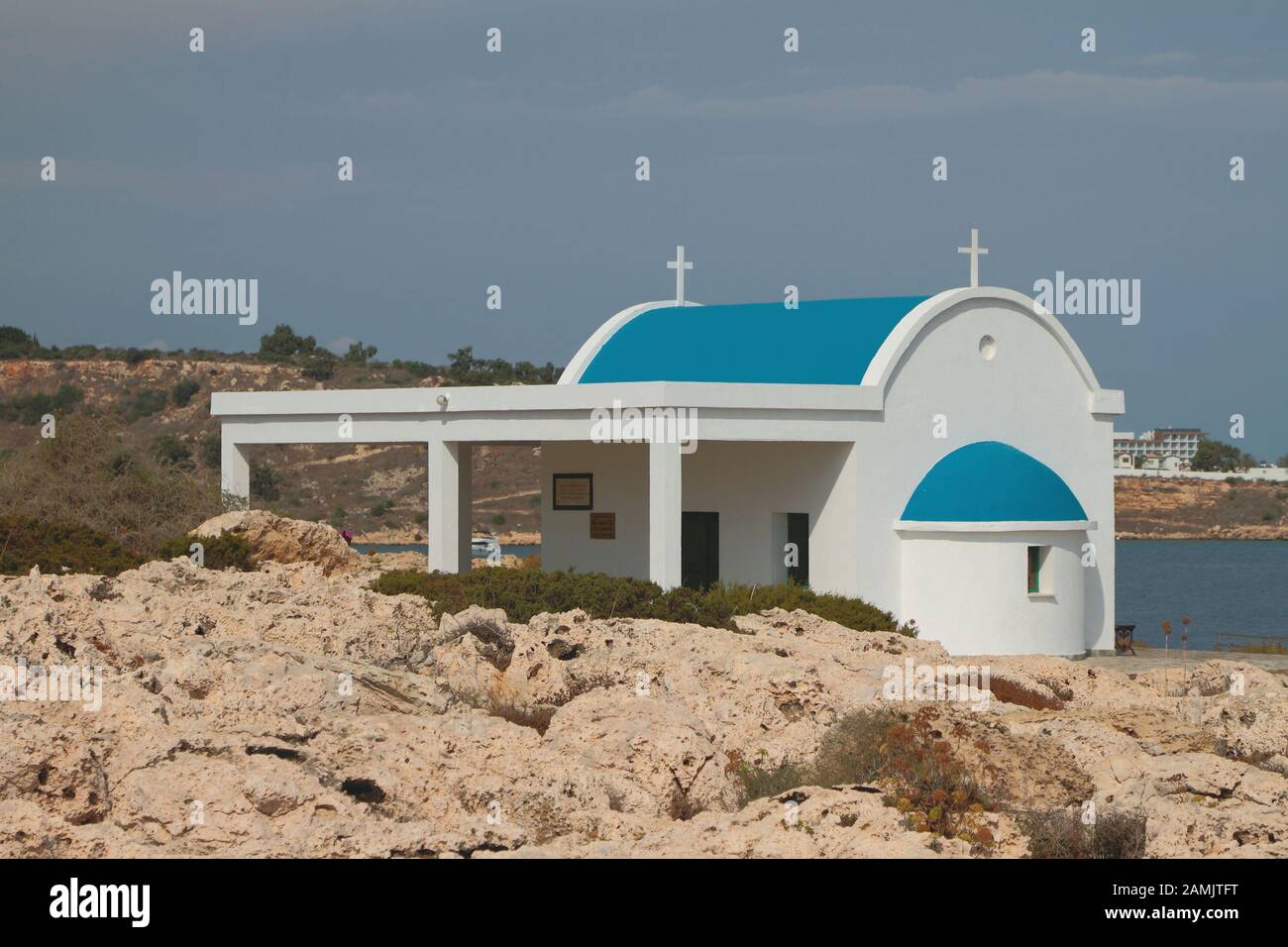 Iglesia en la costa rocosa del mar. Cabo Greco, Ayia Napa, Chipre Foto de stock