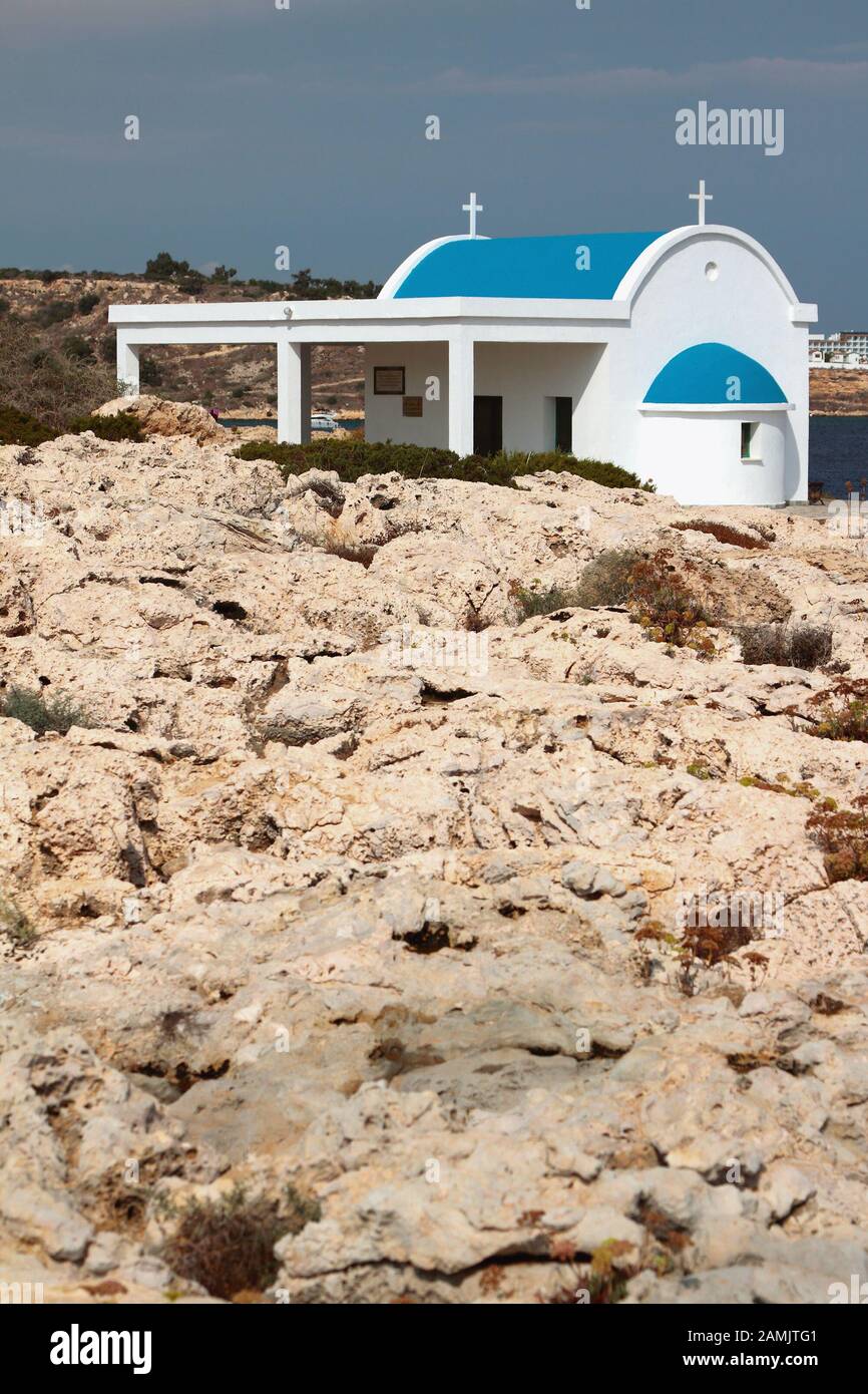 Pequeña capilla blanca. Cabo Greco, Ayia Napa, Chipre Foto de stock
